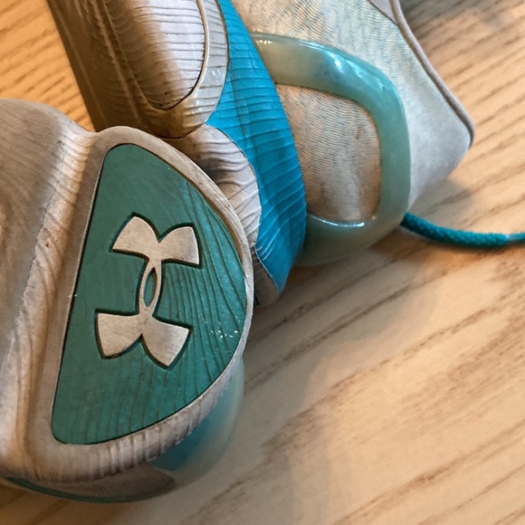 Light weight under armor athletic shoe size 9 - Picture 3 of 4